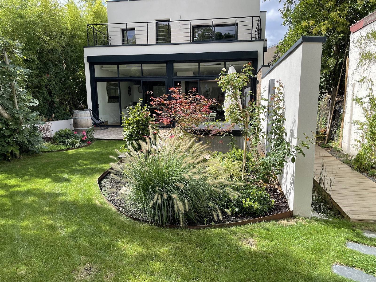 Pose de pelouse, création massifs et allée bois sur Bordeaux
