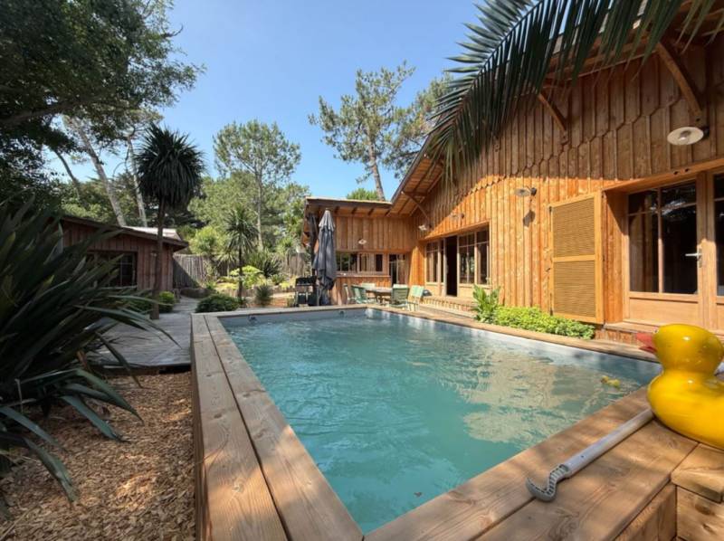 Réalisation de massifs exotiques et terrasse bois pour espace piscine