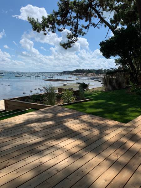 Création de terrasse bois avec accès direct à l’eau en bord de mer, lac ou océan