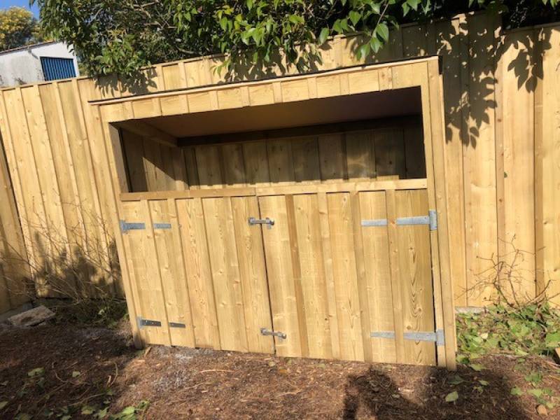 Local poubelle en bois