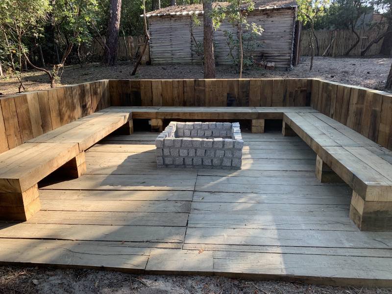 Brasero en pierre et banquette en bois