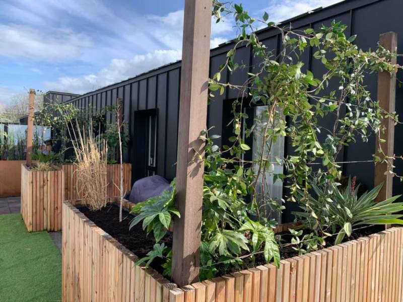 Bac à fleurs en bois sur mesure avec plante grimpante sur une terrasse de toit rooftop à Bordeaux Caudéran