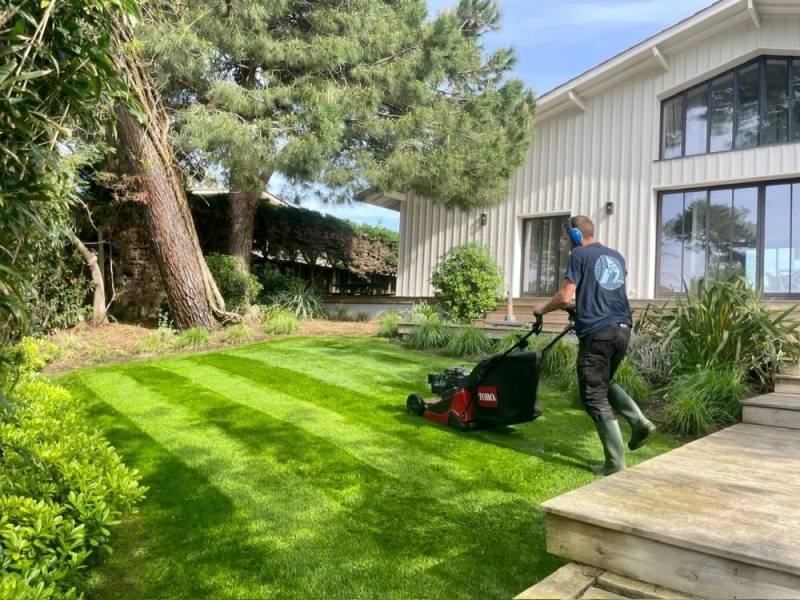 Tonte de gazon avec finition parfaite en Gironde